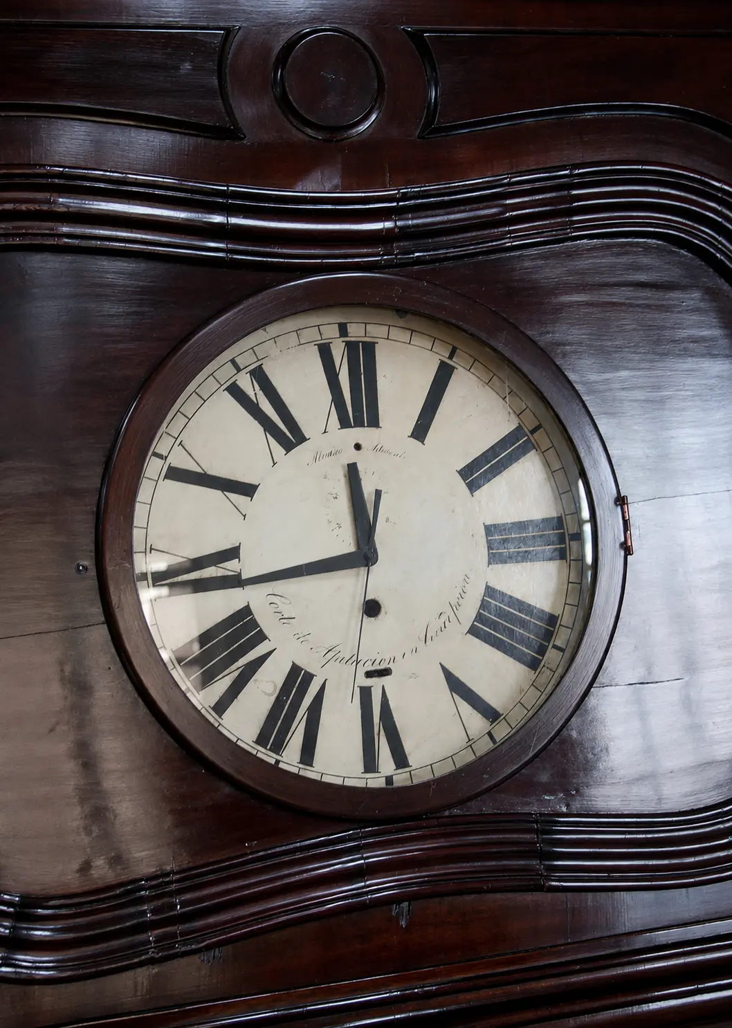 Reloj histórico de madera conservado por la Corte